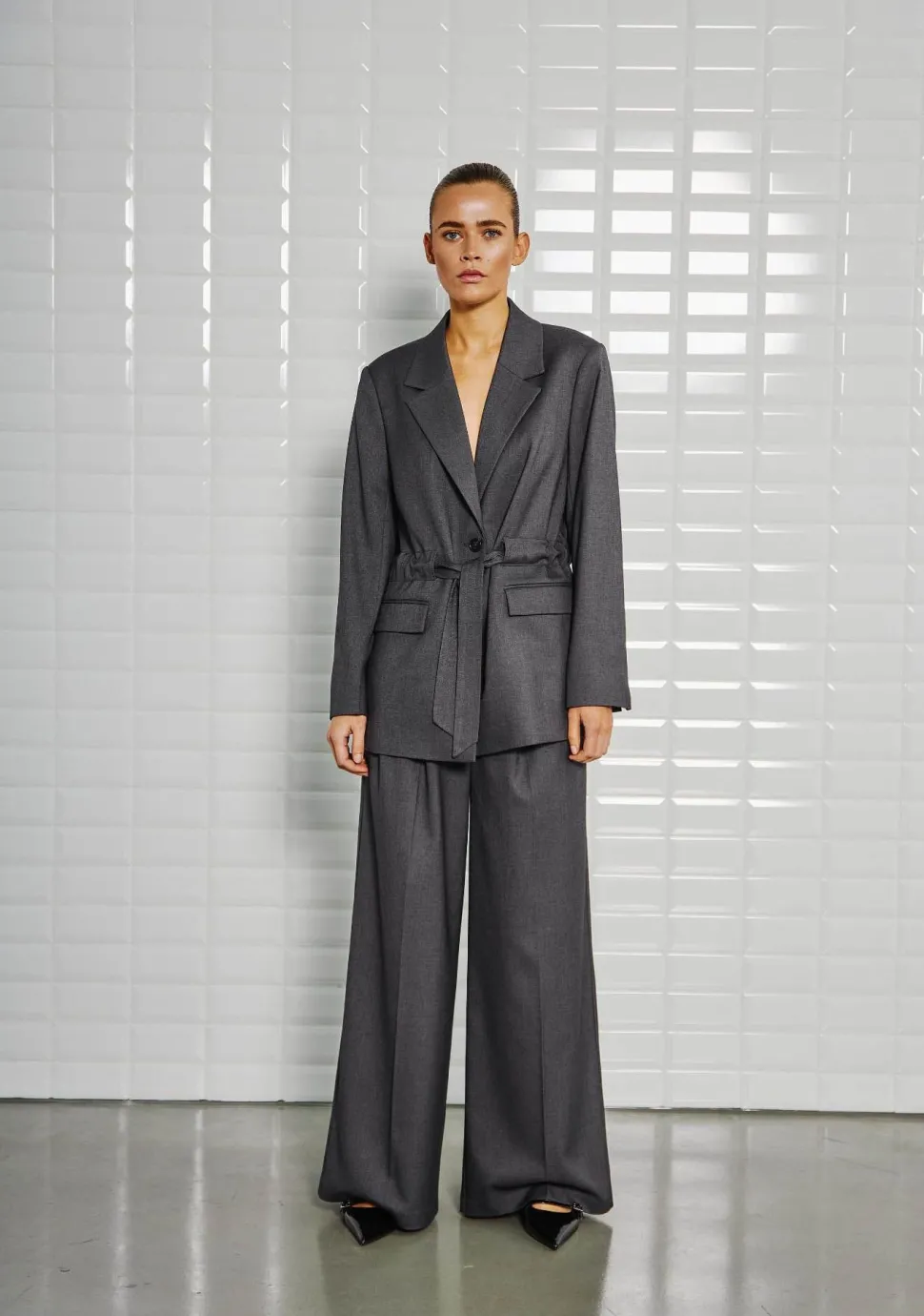 WITH BLACK PANTALON